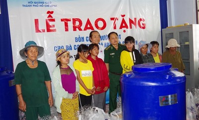 Hội quảng cáo TP.HCM tặng bồn chứa nước cho đồng bào Raglai nghèo