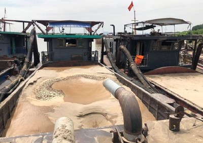 Bắt 3 tàu khai thac cát trái phép trên sông Hồng
