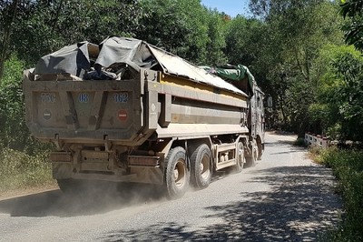 Huế: Nhìn “hung thần” xe tải chở đất thải dự án cao tốc “tung hoành'
