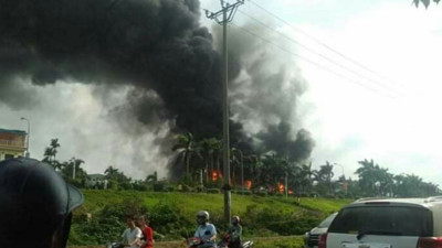 Hà Nội: Đang cháy lớn tại kho hóa chất cảng Đức Giang