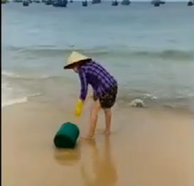 Đổ rác xuống biển, bị du khách nhắc nhở liền thách 'làm được gì tao'