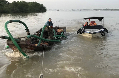 Đồng Nai: Tạm giữ 11 thuyền khai thác cát trái phép