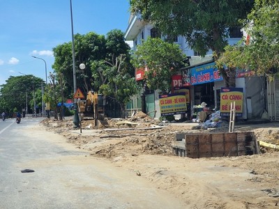 TP Vinh: Di dời cây xanh trên đường Lê Nin trong thời tiết nắng nóng