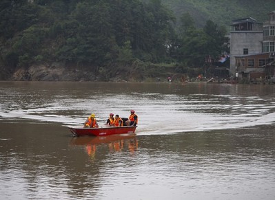 Tiếp tục vỡ đê ở Trung Quốc, hơn 8.000 người phải sơ tán