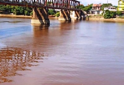 Vì sao nước sông La ở Hà Tĩnh chuyển màu đỏ bất thường?