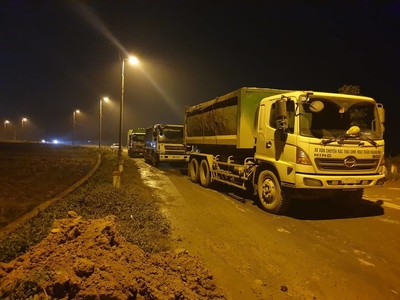 Sóc Sơn: Người dân lại chặn xe rác vào bãi rác Nam Sơn trong đêm