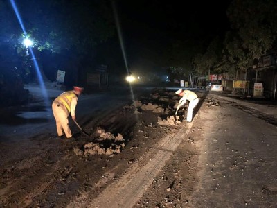 Truy tìm xe tải đổ bùn đất trái phép trên đường Hồ Chí Minh