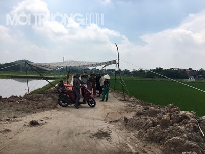 Nắng nóng 40 độ C người dân Nam Sơn vẫn chặn xe rác