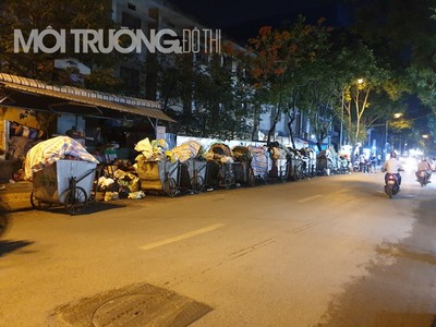 Chùm ảnh: Rác ùn ứ trên các tuyến phố chính của Thủ đô