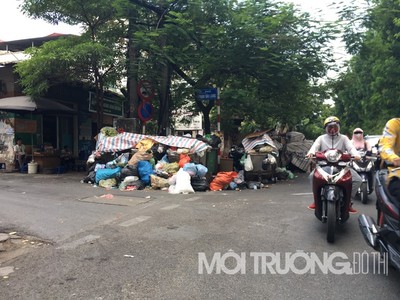 Ngày thứ 2 bị chặn bãi rác Nam Sơn: Rác thải ngập trên các ngả đường