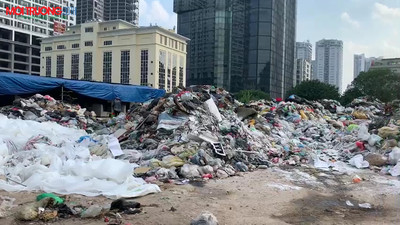 [VIDEO]: Bãi rác bất đắc dĩ đối diện Viện Kiểm sát Nhân dân tối cao