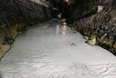 Bình Dương: Lại xuất hiện con suối phủ đầy 'tuyết', bốc mùi hôi thối