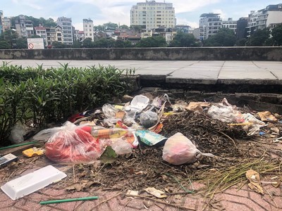 Hà Nội: Vườn hoa hồ Ngọc Khánh ngập rác