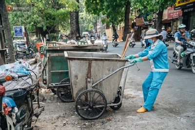 Công nhân môi trường những ngày rác ngập tràn Hà Nội