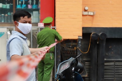 Phun khử trùng quán pizza ở Hà Nội, nhân viên không được ra ngoài