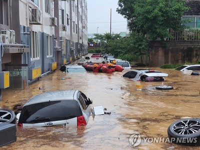 Mưa lũ nhấn chìm nhiều ô tô tại Hàn Quốc