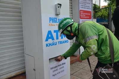 Chủ nhân ATM gạo đầu tiên ở Sài Gòn lại làm 'ATM nhả khẩu trang'