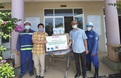 Trao tặng 8.000 khẩu trang cho 1.500 công nhân môi trường ở Đà Nẵng