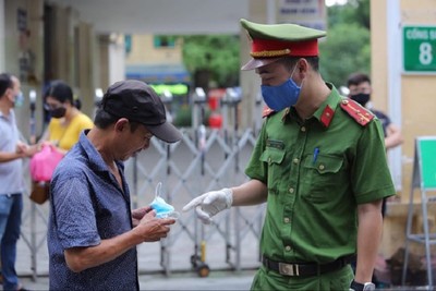 Hà Nội xử phạt nhiều trường hợp không đeo khẩu trang nơi công cộng