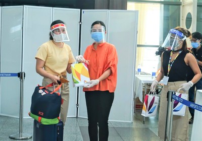 Giám đốc Sở Du lịch đến sân bay tiễn hàng trăm du khách rời Đà Nẵng