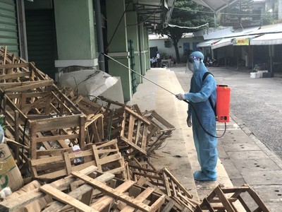 Đà Nẵng: Đội Tình nguyện An Khê phun thuốc khử khuẩn tại các khu chợ