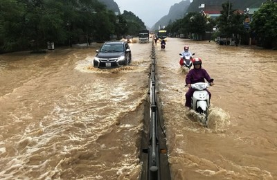 Mưa to kéo dài, nhiều tuyến đường ở Quảng Ninh ngập sâu