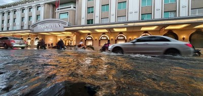 Đường phố Hà Nội biến thành 'sông' sau cơn mưa lớn