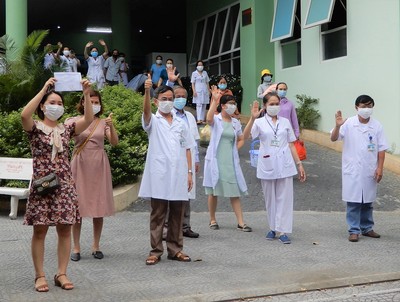 Bệnh viện Hải Châu được gỡ phong tỏa, các y bác sỹ vỗ tay vui mừng
