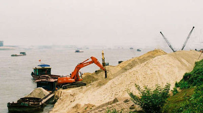 Khai thác cát sỏi lòng sông: Cần cơ chế phối hợp xử lý rõ ràng