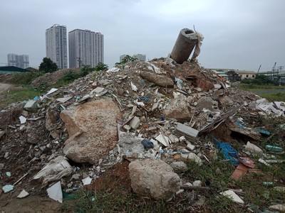 Nhức nhối nạn đổ trộm rác thải xây dựng, làm sao để không còn?