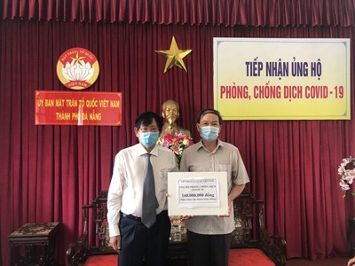 Liên đoàn Luật sư Việt Nam trao tiền ủng hộ phòng, chống Covid-19