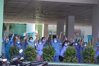 Y bác sĩ vỡ òa hạnh phúc khi Bệnh viện Đà Nẵng gỡ phong toả