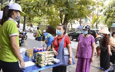 Người dân quận Hoàn Kiếm hào hứng 'đổi rác lấy quà'