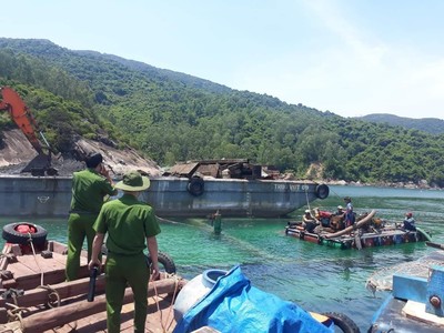 Đà Nẵng: Lén đổ chất thải xuống biển, bị phạt 700 triệu đồng
