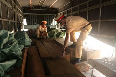 Đắk Nông bắt giữ xe tải chở hơn 4m3 gỗ không rõ nguồn gốc