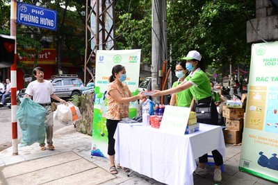 Hà Nội: Người dân hào hứng đổi rác thải tái chế lấy quà tặng