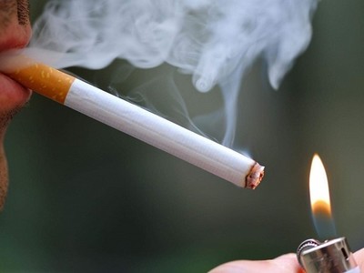 Người hút thuốc lá có nguy cơ mắc COVID-19 cao