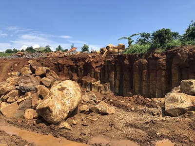 Gia Lai: Phát hiện bãi đá trái phép gần trụ sở UBND xã