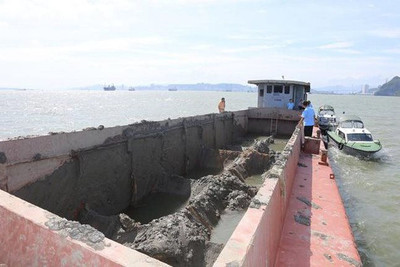 Quảng Ninh: Bắt tàu đổ trộm chất thải xuống vùng lõi vịnh Hạ Long