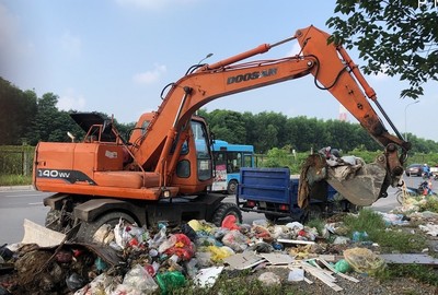 Hà Nội: Thu gom gần 200 tấn rác trên Đại lộ Thăng Long