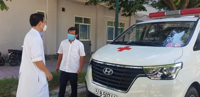 Ông Đoàn Ngọc Hải lái xe cấp cứu đến Đà Nẵng giúp đỡ bệnh nhân nghèo