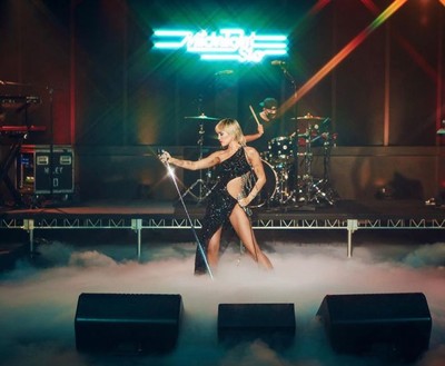 Nữ ca sĩ nức tiếng toàn cầu Miley Cyrus diện TK của nhà mốt Công Trí