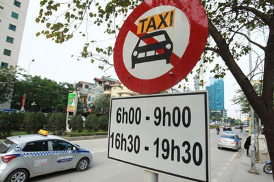 Hà Nội: Khôi phục lại biển cấm taxi, xe hợp đồng trên 10 tuyến phố