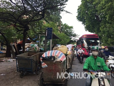 Hà Nội: Thùng rác án ngữ tại các điểm chờ xe bus trên các con phố