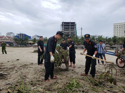 Công an Đà Nẵng xuống biển dọn rác cùng người dân sau bão