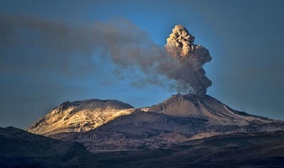 Peru:Núi lửa Sabancaya phun trào, phát tán tro bụi tới bán kính 20km