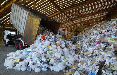 Đơn vị nào được phép thu gom, vận chuyển rác thải công nghiệp?