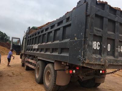 Lo 'vỡ' tiến độ đường gom Bắc Giang - Lạng Sơn vì xe tải hoành hành