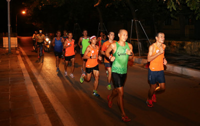 Chạy theo VPBank Hanoi MarathonASEAN, thấy 1 Hà Nội lãng mạn đêm thu