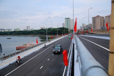 Chùm ảnh: Cầu vượt hồ Linh Đàm trong ngày đầu thông xe.